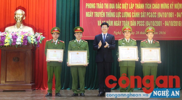 Đồng chí Lê Xuân Đại - Ủy viên BTV Tỉnh ủy, Phó chủ tịch thường trực UBND Tỉnh trao thưởng cho các tập thể, cá nhân xuất sắc