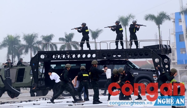 Lực lượng Cảnh sát cơ động thực hiện tình huống diễn tập phòng, chống khủng bố