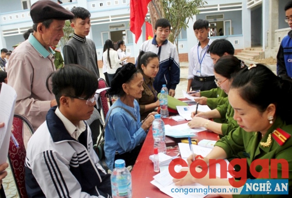 Công tác CCHC trong Công an Nghệ An đã có những chuyển biến tích cực (Trong ảnh: Công an Nghệ An cấp CMND cho học sinh Trường THPT dân tộc nội trú tỉnh Nghệ An)