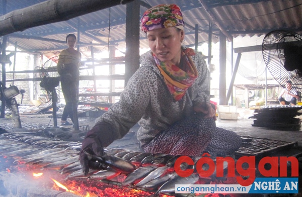 Chị Hoàng Thị Tâm làm nghề nướng cá hơn 10 năm nay