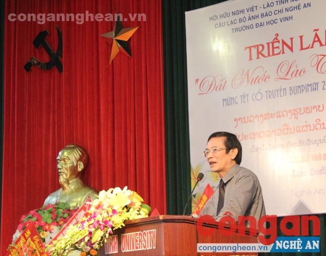 PGS.TS Ngô Xuân Phương, Phó Hiệu trưởng trường Đại học Vinh đại diện cho nhà trường bày tỏ sự xúc động khi nhận món quà có giá trị văn hóa to lớn