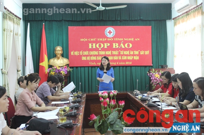 Bà Nguyễn Lương Hồng, Chủ tịch Hội Chữ thập đỏ Nghệ An thông báo về nội dung chương trình nghệ thuật “Ân tình xứ Nghệ”