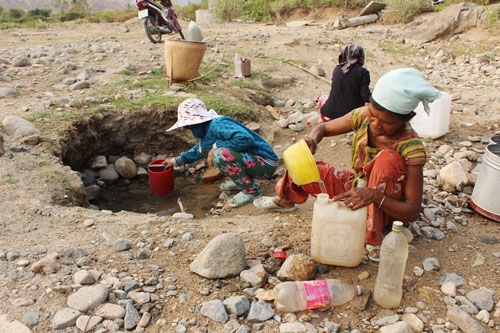 Người dân kiệt quệ vì thiếu nước ngọt (Ảnh:Nguồn Internet)