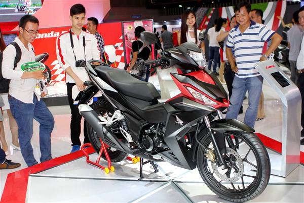 Ngoài các mẫu môtô phân khối lớn, một mẫu xe hoàn toàn mới ra mắt ở Vietnam Motorcycle Show 2016 đã thu hút sự chú ý của người dùng Việt Nam là chiếc xe côn tay Honda Winner 150.