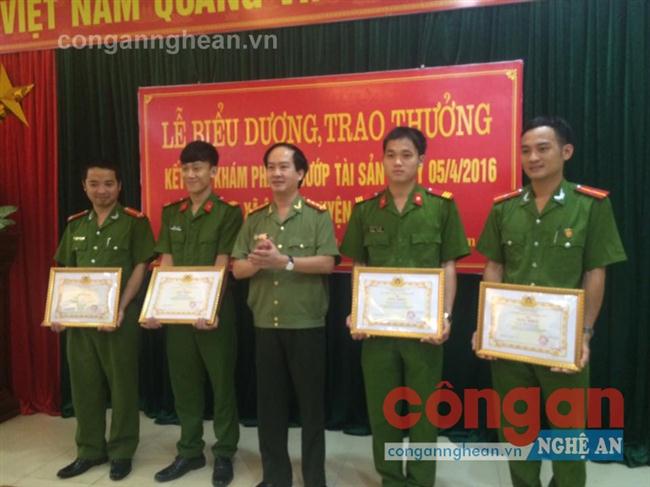 Đại tá Lê Văn Sao trao thưởng cho các chiến sĩ dũng cảm trong quá trình vây bắt đối tượng