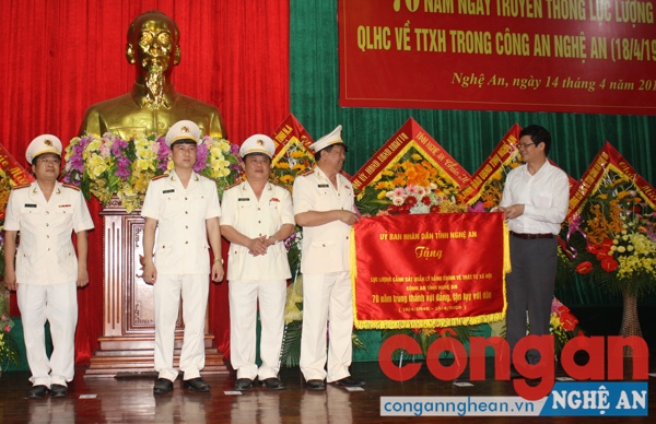 Đồng chí Phú Chủ tịch tỉnh trao bức trướng của UBND tỉnh tặng Phòng Cảnh sát QLHC về TTXH