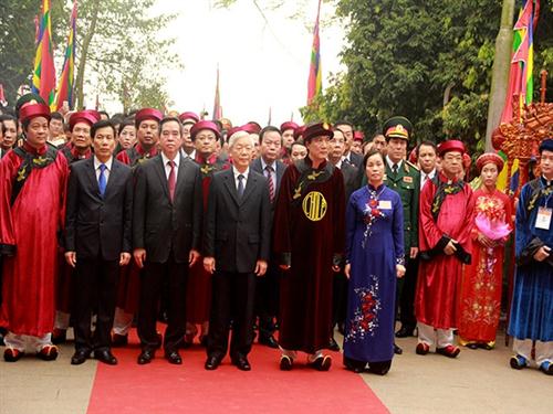 Tổng Bí thư Nguyễn Phú Trọng, các vị lãnh đạo Đảng, Nhà nước và các đại biểu dâng hương tưởng niệm các Vua Hùng tại Đền Thượng trên đỉnh núi Nghĩa Lĩnh.