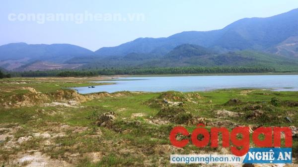 Hồ chứa dưới Xuân Dương ở xã Diễn An, huyện Diễn Châu chỉ đạt 60% dung tích thiết kế
