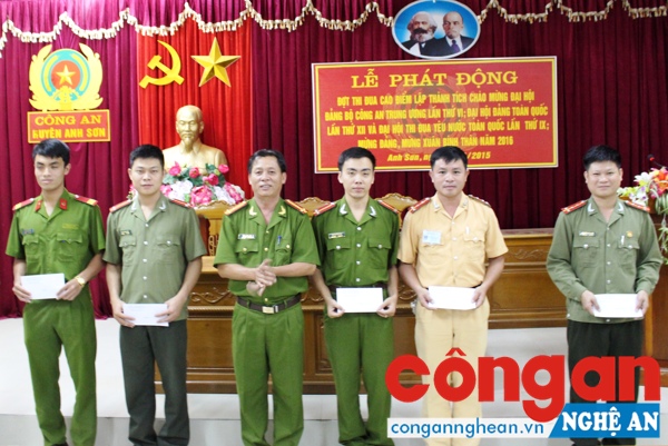 Lãnh đạo Công an huyện Anh Sơn khen thưởng các tập thể, cá nhân tiêu biểu trong các phong trào thi đua