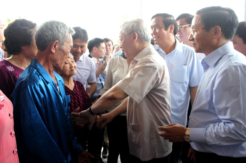 Tổng Bí thư Nguyễn Phú Trọng và đoàn công tác thăm bà con nhân dân ở khu dân cư nông thôn mới kiểu mẫu Tân Văn, xã Thạch Văn, huyện Thạch Hà.