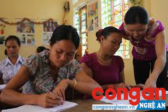 Lớp học xóa mù chữ tại bản Mọi, xã Lục Dạ, huyện Con Cuông, tỉnh Nghệ An