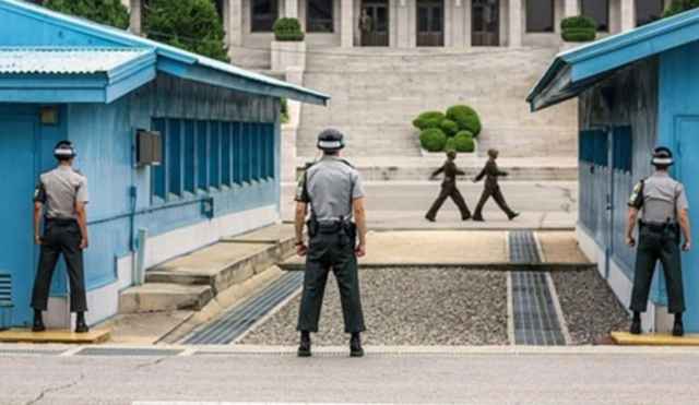 Binh lính Hàn Quốc và Triều Tiên tại danh giới Bàn Môn Điếm. Ảnh: Reuters