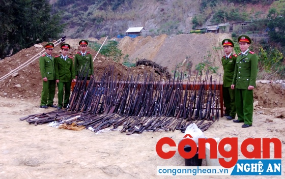 Công an huyện Kỳ Sơn tiến hành tiêu hủy vũ khí, vật liệu nổ