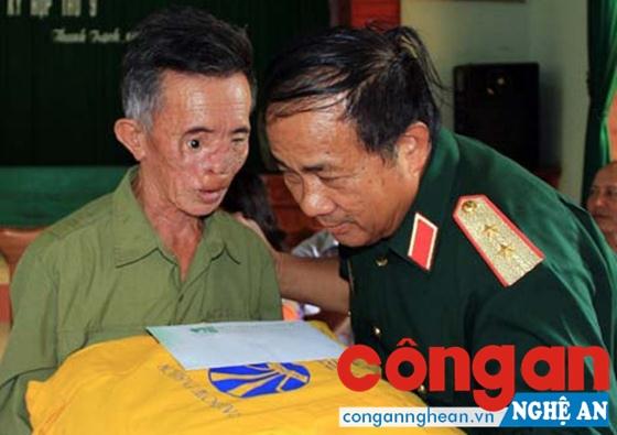 Trung tướng Đoàn Sinh Hưởng vẫn miệt mài với Quỹ                      “Mãi mãi tuổi 20”                               dù đã nghỉ hưu