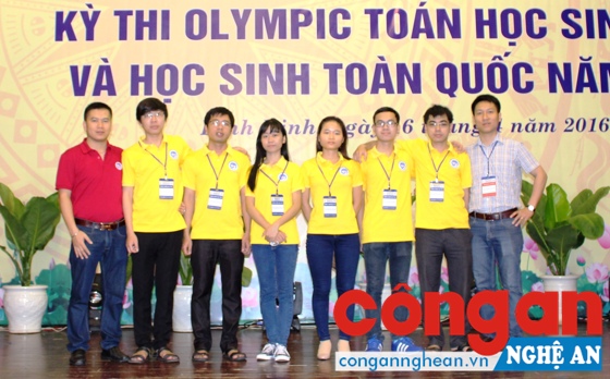 Trần Hoài Bảo (thứ 2 từ phải sang) tham dự kỳ thi Olympic Toán học toàn quốc 2016