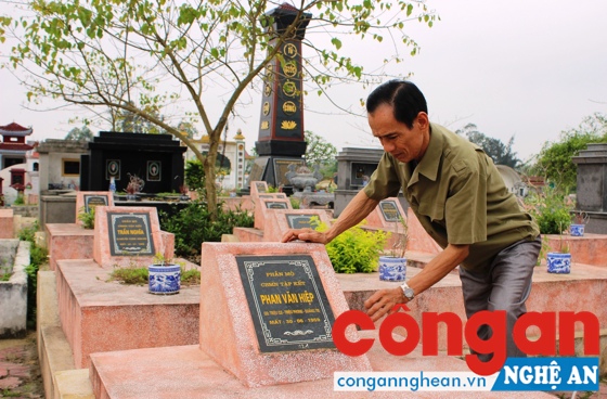 Ông Phạm Minh Tâm bên phần mộ những cán bộ miền Nam tập kết ra Bắc