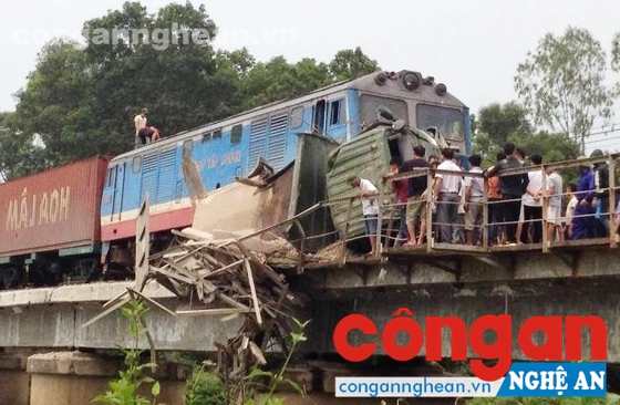 Vụ TNGT liên quan đến đường sắt gây thiệt hại lớn tại cầu Lồi (Diễn Châu, Nghệ An) vào tháng 4/2016