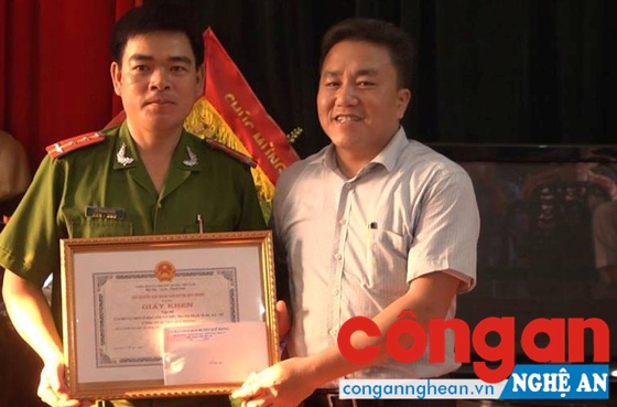 Đồng chí Lê Văn Giáp, Chủ tịch UBND huyện Quế Phong chúc mừng Ban chuyên án 516D