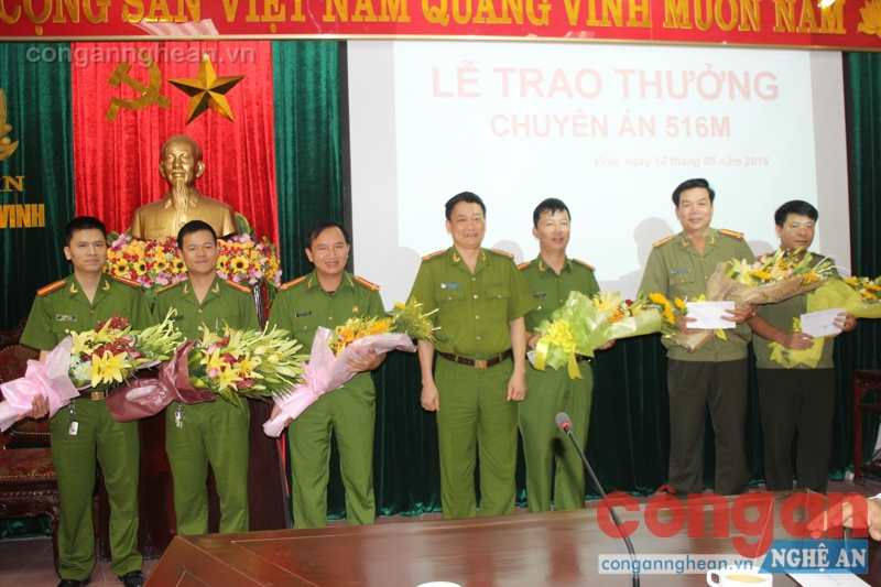 Đồng chí Nguyễn Mạnh Hùng - Phó Giám đốc Công an tỉnh Nghệ An lên trao thưởng cho ban chuyên án