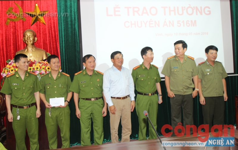 Đồng chí Võ Viết Thanh, Uỷ viên BTV Tỉnh uỷ, Bí thư Thành uỷ Vinh trao thưởng cho ban chuyên án