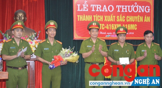 Đồng chí Đại tá Nguyễn Mạnh Hùng – Phó Giám đốc Công an tỉnh, chúc mừng Công an huyện Yên Thành