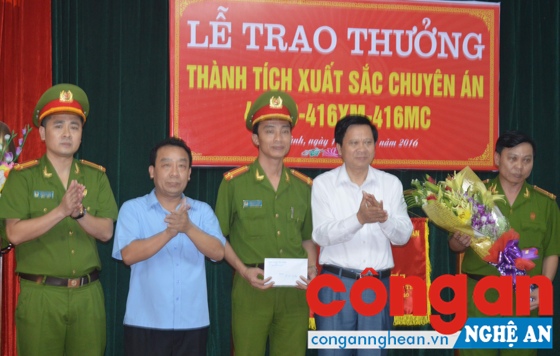 Đồng chí Phan Văn Tuyên – Chủ tịch UBND huyện Yên Thành chúc mừng Ban chuyên án