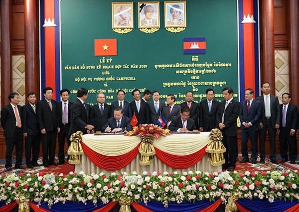Bộ trưởng Tô Lâm và Ngài Phó Thủ tướng, kiêm Bộ trưởng Bộ Nội vụ Sar Kheng đã ký văn bản bổ sung Kế hoạch Kế hoạch hợp tác năm 2016 giữa Bộ Công an nước CHXHCN Việt Nam và Bộ Nội vụ Vương quốc Campuchia.