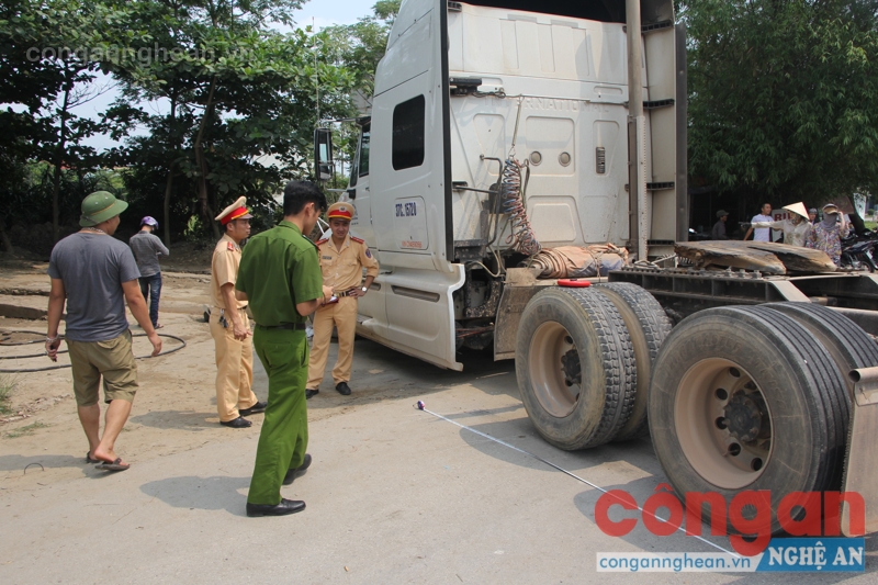 Lực lượng CSGT có mặt tại hiện trường điều tra nguyên nhân vụ tai nạn