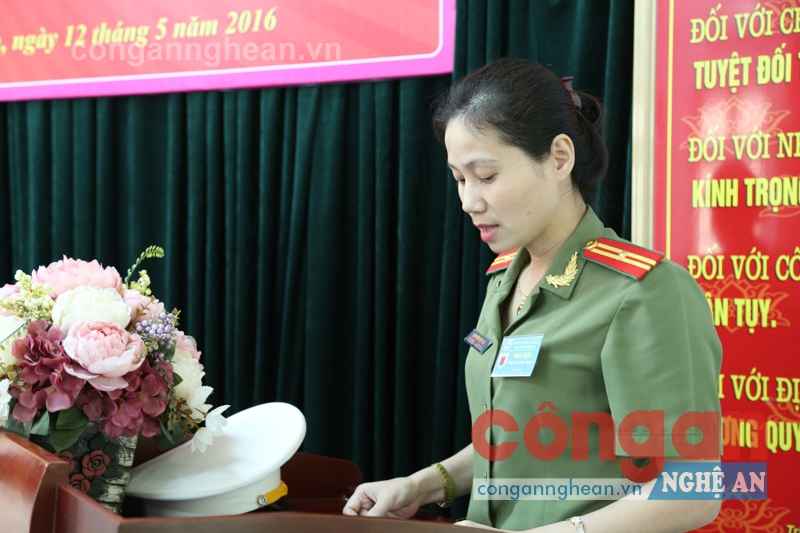 Thiếu tá Nguyễn Thị Việt Hà - Chủ tịch Hội phị nữ Công an tỉnh biểu dương nhưng kết quả đạt được của hội phụ nữ Phòng Tài chính trong nhiệm kỳ qua.