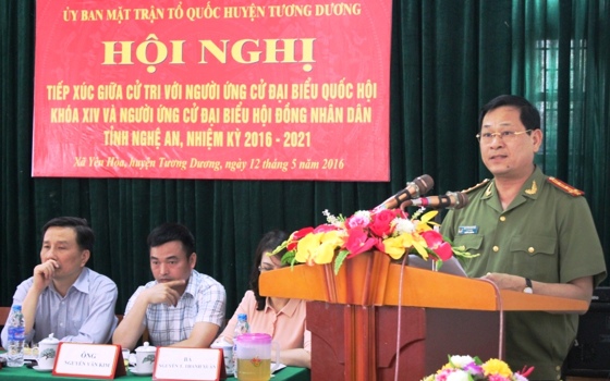 Đồng chí Đại tá Nguyễn Hữu Cầu, UV BTV Tỉnh ủy, Giám đốc Công an tỉnh, ứng cử viên Đại biểu Quốc hội trình bày chương trình hành động tại Hội nghị