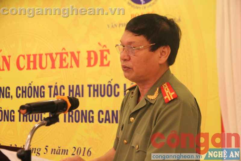 Đại tá Nguyễn Đình Dung - Phó Giám đốc Công an tỉnh phát biểu tại hội nghị