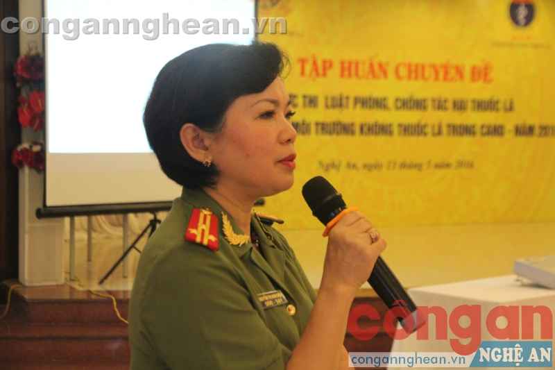 Thượng tá Nguyễn Thị Minh Diệu - đại diện thường trực PBCĐ PCTHTL Bộ Công an trình bày tác hại của thuốc lá và kế hoạch hành động của Bộ CA  triển khai chiến lược Quốc gia PCTH thuốc lá đến năm 2020.