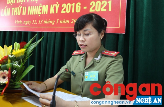 Đồng chí Đại úy Hồ Thị Thu Thủy – Phó chủ tịch Hội phụ nữ Công an tỉnh phát biểu tại Đại hội