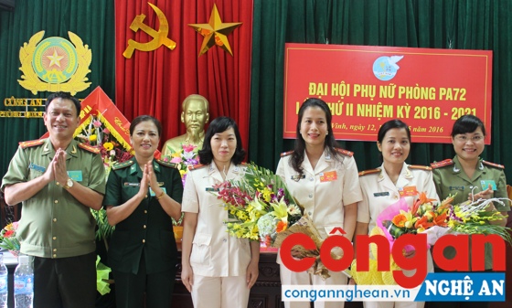 Phó chủ tịch Hội phụ nữ Công an tỉnh và Lãnh đạo Phòng PA72 tặng hoa chúc mừng BCH mới
