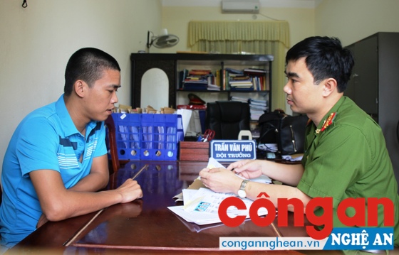 Đồng chí Thiếu tá Trần Văn Phú, Đội trưởng Đội Điều tra tổng hợp Công an huyện Hưng Nguyên lấy lời khai đối tượng Trịnh Văn Hùng về hành vi trốn thuế