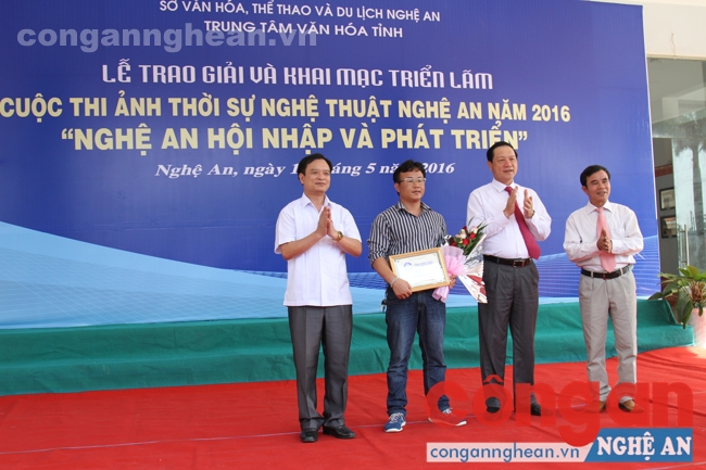 Giải nhất trao cho nhà nhiếp ảnh Nguyễn Cảnh Hùng, tác giả của bức ảnh 