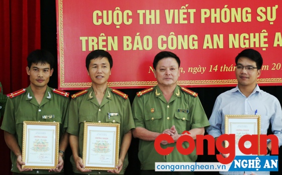  Đồng chí Đại tá Nguyễn Đình Trần, Tổng Biên tập Báo Công an Nghệ An trao thưởng cho các tác giả đạt giải cuộc thi viết phóng sự trên Báo Công an Nghệ An