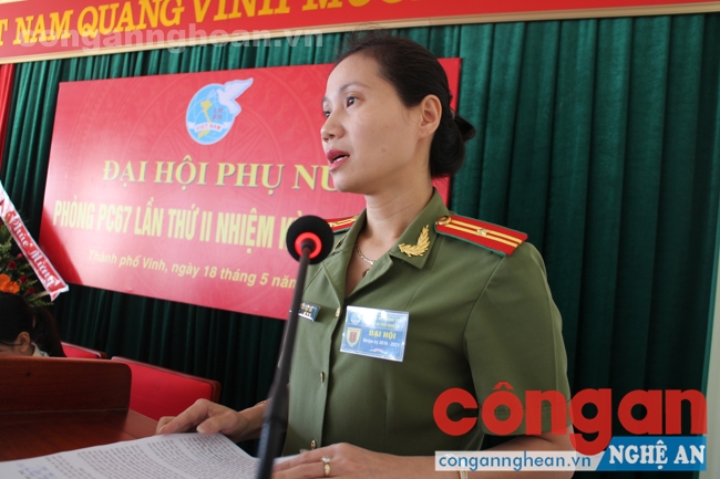 Đồng chí Thiếu tá Nguyễn Thị Việt Hà - Chủ tịch Hội phụ nữ Công an tỉnh phát biểu tại Đại hội
