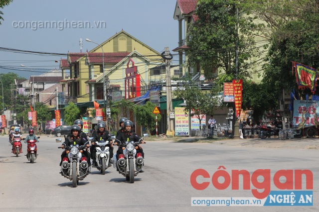 Tổ công tác CSCĐ tuần tra vũ trang khu vực thị trấn Yên Thành