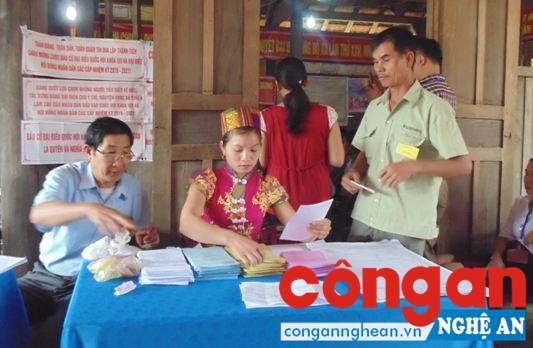 Bàn phát phiếu bầu của tổ bầu cử cho cử tri tại điểm bầu cử số 5 xã Bình Chuẩn, huyện Con Cuông