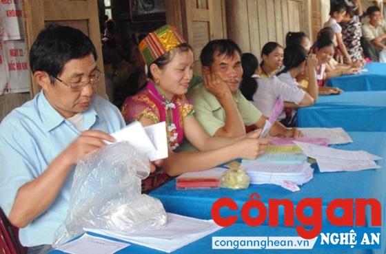 Tổ bầu cử thuộc điểm bầu cử số 5 tại bản Đình, xã Bình Chuẩn, huyện Con Cuông trước giờ bầu cử