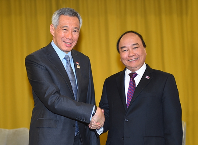 Thủ tướng Nguyễn Xuân Phúc và Thủ tướng Singapore Lý Hiển Long. Ảnh: VGP/Quang Hiếu