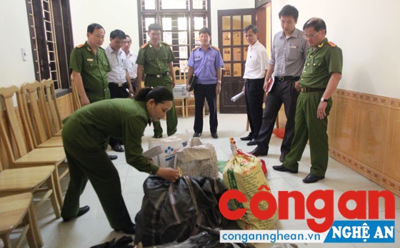  Các cơ quan chức năng huyện Quỳnh Lưu kiểm tra trước khi tiêu hủy hàng kém chất lượng thu giữ trong các vụ án