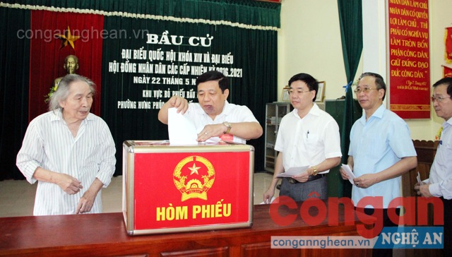 Đồng chí Nguyễn Xuân Đường - Chủ tịch UBND tỉnh cùng các đồng chí lãnh đạo, nguyên lãnh đạo tỉnh bỏ những lá phiếu đầu tiên