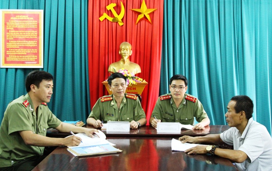Cán bộ Thanh tra Công an Nghệ An tiếp công dân tại Trụ sở tiếp dân Công an tỉnh