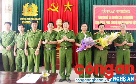 Đồng chí Đại tá Nguyễn Mạnh Hùng, Phó Giám đốc Công an tỉnh trao thưởng cho Phòng Cảnh sát Môi trường về thành tích trong đấu tranh với hành vi vi phạm về VSATTP