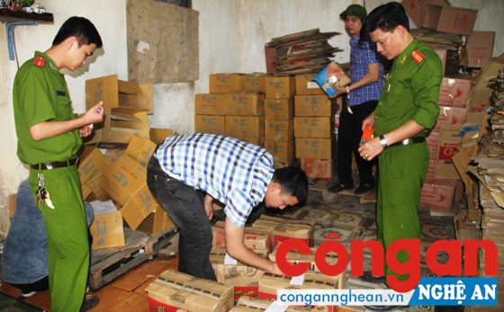Cảnh sát Môi trường Công an Nghệ An phát hiện, bắt quả tang cơ sở sản xuất giấm gạo giả