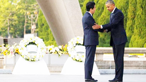 Tổng thống Obama và Thủ tướng Abe đặt vòng hoa tại Đài tưởng niệm ở Công viên Hòa bình.