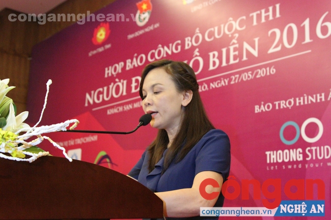 Bà Nguyễn Thị Dung - Phó chủ tịch UBND TX Cửa Lò thông qua các quyết định thành lập BTC, BGK cuộc thi