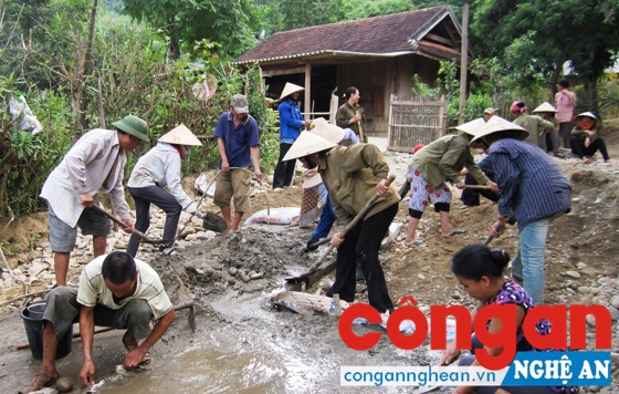 Huy động sức dân làm giao thông nông thôn ở xã Thạch Giám, huyện Tương Dương